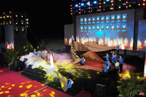 Chương 2 “Lửa thép Bãi Dừa” khắc họa cuộc chiến đấu ác liệt, tinh thần quyết tử và sự hy sinh anh dũng của các cán bộ, chiến sĩ Đại đội Pháo binh 45 Hà Tĩnh trong trận chiến bảo vệ biển trời quê hương.