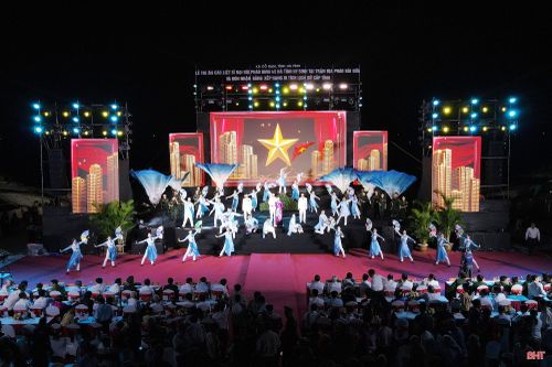 Màn múa hát tập thể khép lại chương trình trong không khí hào hùng, khẳng định khúc tráng ca Bãi Dừa sẽ mãi ngân vang cùng sự phát triển của quê hương Hà Tĩnh.