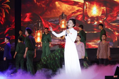 Tiếng bom đạn, hoạt cảnh chiến đấu, lời thoại kịch cùng những ca khúc trầm hùng đã làm sống dậy trận chiến khốc liệt, tôn vinh tinh thần “quyết tử cho Tổ quốc quyết sinh” của các anh hùng liệt sĩ.