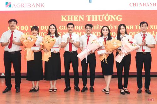 Lãnh đạo Agribank Hà Tĩnh II tặng hoa chúc mừng cán bộ có thành tích tốt trong 6 tháng đầu năm 2026.