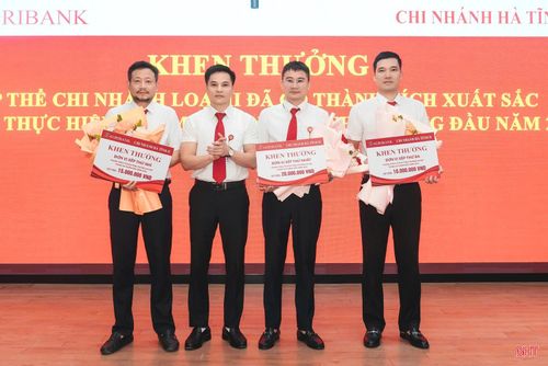 Lãnh đạo Agribank Hà Tĩnh II trao biểu trưng khen thưởng các đơn vị có tăng trưởng nguồn vốn và dư nợ cao trong 6 tháng đầu năm 2026.