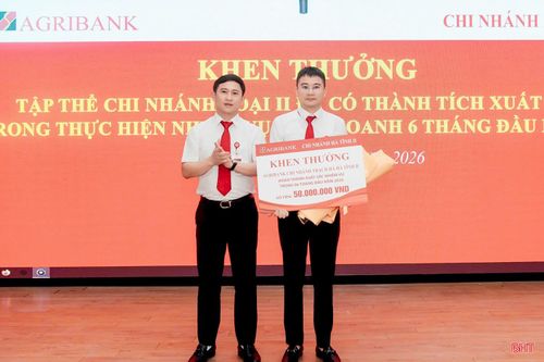 Giám đốc Agribank Hà Tĩnh II Võ Văn Nhất trao biểu trưng khen thưởng đơn vị hoàn thành xuất sắc nhiệm vụ 6 tháng năm 2026 cho Chi nhánh Agribank Thạch Hà.