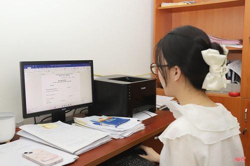 Cán bộ TAND khu vực 3 - Hà Tĩnh tiếp nhận, xem xét hồ sơ và hướng dẫn đương sự quy trình khởi kiện.