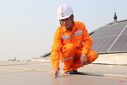 Công ty Điện lực Hà Tĩnh tiếp tục phối hợp hỗ trợ khách hàng trong quá trình lắp đặt ĐMTMN tự sản, tự tiêu.