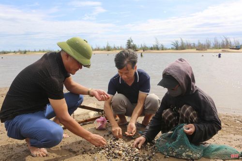 Anh Tráng A Chu trải nghiệm cào bắt hến cùng người dân địa phương tại cửa sông Lạch Kèn.