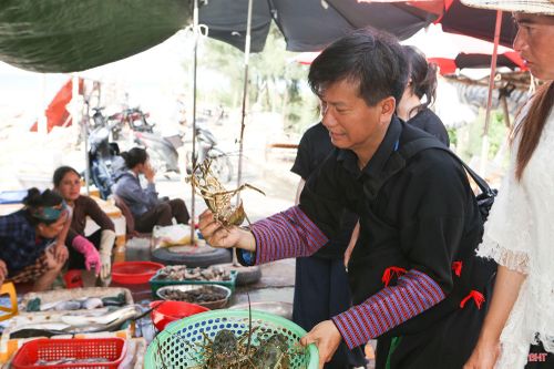 Tráng A Chu và các thành viên gia đình thích thú khám phá chợ hải sản tại bến thuyền Lạch Kèn thuộc thôn Yên Điềm (xã Lộc Hà).