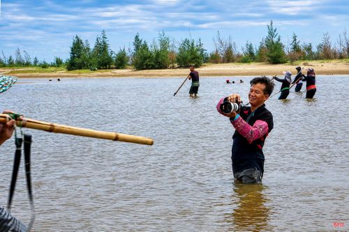 Trong chuyến đi, Tráng A Chu luôn mang theo máy ảnh để ghi lại cuộc sống thường nhật của người dân vùng biển.
