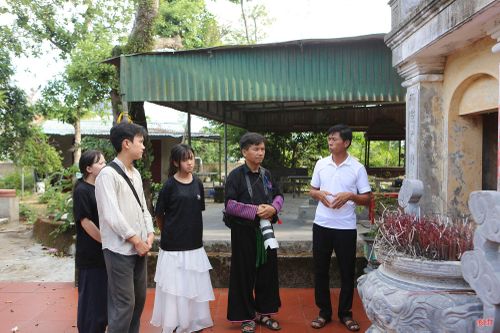 Anh Tráng A Chu cùng các thành viên gia đình tham quan các di tích lịch sử tại thôn Yên Điềm (xã Lộc Hà).