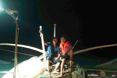 Anh Tráng A Chu cùng ngư dân Yên Điềm ra khơi câu mực đêm.