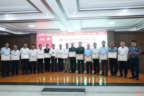 8 tập thể, 16 cá nhân được Hội Cựu chiến binh tỉnh Hà Tĩnh tặng bằng khen.