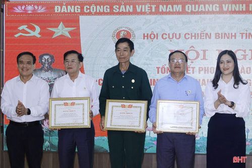Lãnh đạo Ban Tuyên giáo và Dân vận Tỉnh ủy, Ủy ban Mặt trận Tổ quốc tỉnh trao Bằng khen của Ban Chấp hành Trung ương Hội Cựu chiến binh Việt Nam cho 1 tập thể và 2 cá nhân.