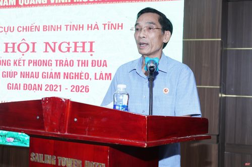 Ông Lê Ngọc Hương - Phó Chủ tịch Hội Cựu chiến binh tỉnh Hà Tĩnh trình bày báo cáo tổng kết phong trào thi đua.