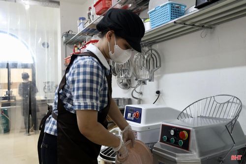 Càng học, càng làm, tôi càng nhận ra nghề làm bánh đòi hỏi sự tỉ mỉ và chính xác trong từng công đoạn. Từ định lượng nguyên liệu, nhiệt độ đến thời gian ủ bánh, chỉ cần một chi tiết chưa đúng cũng có thể ảnh hưởng đến chất lượng thành phẩm.