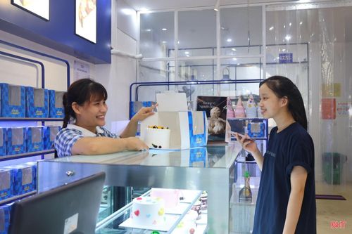 Những ngày đầu, mỗi đơn hàng là một nguồn động viên rất lớn. Tôi luôn trân trọng mọi góp ý của khách hàng để điều chỉnh từ công thức, hương vị đến mẫu mã, giúp sản phẩm ngày càng hoàn thiện hơn.