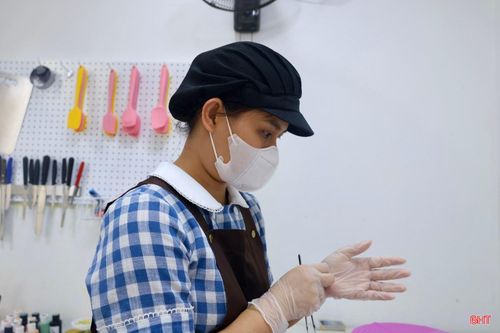 Đầu năm 2018, tôi chính thức bước vào nghề làm bánh. Để có nền tảng vững chắc, tôi dành nhiều thời gian học hỏi tại các trung tâm đào tạo ở Hà Nội, Đà Nẵng, TP Hồ Chí Minh. Sau khi bắt đầu kinh doanh, tôi vẫn tiếp tục trau dồi tay nghề thông qua các khóa học trực tuyến, tài liệu chuyên môn và những chuyến học tập tại Thái Lan, Trung Quốc nhằm cập nhật kỹ thuật và xu hướng làm bánh hiện đại.