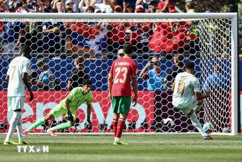 Mbappe không thể đánh bại được thủ thành của Maroc từ chấm 11m. (Ảnh: AFP/TTXVN)
