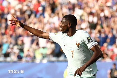 Niềm vui của Dembele sau pha lập công. (Ảnh: AFP/TTXVN)