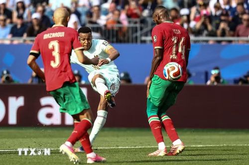 Tuy nhiên, điều này khiến hàng thủ của Maroc tạo ra khoảng trống để Mbappe có cơ hội ghi bàn thắng mở tỷ số với cú cứa lòng hoàn hảo ở phút 60. (Ảnh: AFP/TTXVN)
