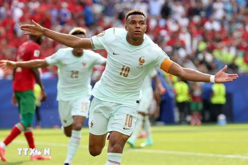 Niềm vui của Mbappe sau khi chuộc lỗi với bàn thắng mở tỷ số cho Pháp. (Ảnh: AFP/TTXVN)