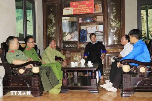 Từ 2018 đến nay, anh Sùng A Mùa (giữa) đã truyền cảm hứng và giúp hàng chục người cai nghiện thành công, làm lại cuộc đời và điều trị uống thuốc methadone. (Ảnh: Đinh Thùy/TTXVN)