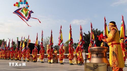Lá đại kỳ ngũ sắc tạo điểm nhấn tại Đền thờ Vua Hùng trong ngày Giỗ Tổ. (Ảnh: Nguyễn Hằng/TTXVN)