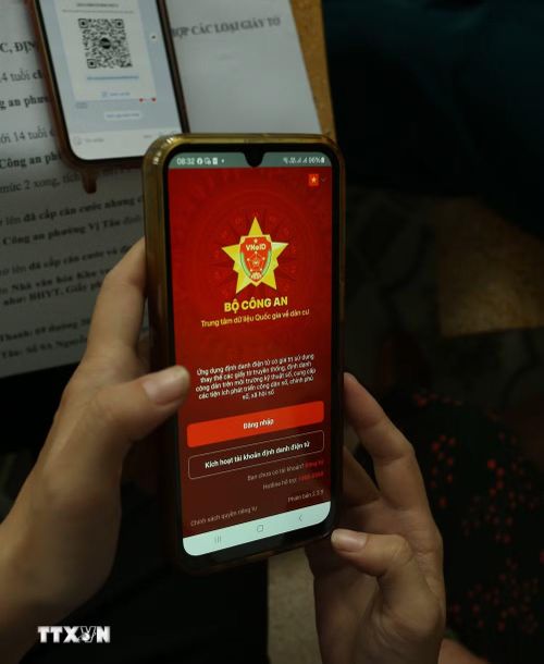 Hướng dẫn người dân cài đặt VNeID tại phường Vị Tân, thành phố Cần Thơ. (Ảnh: Duy Khương/TTXVN)