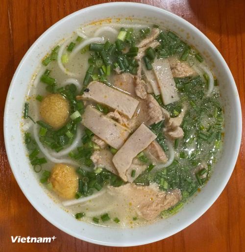 Ấn tượng đầu tiên của thực khách khi thưởng thức cháo canh Quảng Bình là bát nước dùng trong, ngọt thanh cùng những sợi bánh trắng mềm. (Nguồn: Vietnam+)