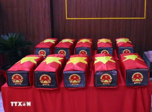 Các hài cốt liệt sỹ sau khi quy tập được đưa về quàn tại Nhà tưởng niệm trong khuôn viên Công viên Lê Thị Riêng. (Ảnh: Xuân Khu/TTXVN)