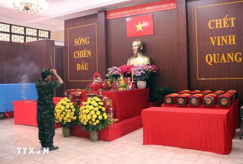 Các hài cốt liệt sỹ sau khi quy tập được đưa về quàn tại Nhà tưởng niệm trong khuôn viên Công viên Lê Thị Riêng. (Ảnh: Xuân Khu/TTXVN)