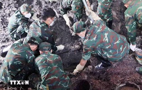 Khẩn trương, nghiêm túc tìm kiếm, quy tập hài cốt liệt sỹ.(Ảnh: Xuân Khu/TTXVN)