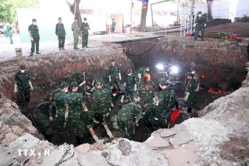 Khẩn trương, nghiêm túc tìm kiếm, quy tập hài cốt liệt sỹ. (Ảnh: Xuân Khu/TTXVN)