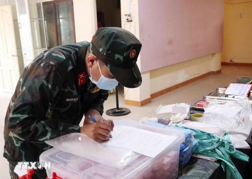 Công tác số hóa, lấy mẫu để xác định thông tin liệt sỹ. (Ảnh: Xuân Khu/TTXVN)