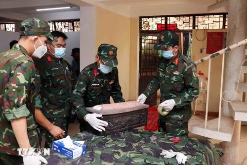 Hài cốt các liệt sỹ được bao bọc, bảo quản cẩn thận trước khi đưa về Nhà tưởng niệm. (Ảnh: Xuân Khu/TTXVN)