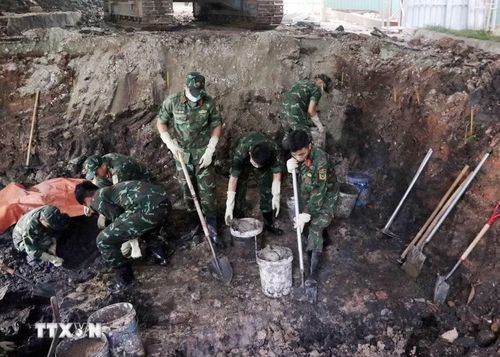 Khẩn trương, nghiêm túc trong thực hiện nhiệm vụ tìm kiếm, quy tập hài cốt liệt sỹ. (Ảnh: Xuân Khu/TTXVN)