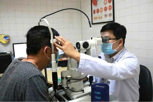 BS.CKII Nguyễn Thành Luân khám mắt cho bệnh nhân.