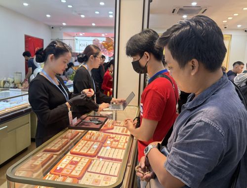 Khoảng cách giữa giá mua và bán vàng SJC duy trì ở mức hơn 3 triệu đồng/lượng, tiềm ẩn rủi ro đối với nhà đầu tư lướt sóng. Ảnh: Nguyễn Hoàng/Báo Tin tức và Dân tộc