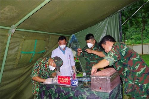 Lực lượng chức năng số hóa thông tin quá trình lấy mẫu giám định, xác định danh tính hài cốt liệt sĩ.