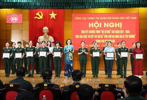 Phó Chủ tịch Hội Liên hiệp phụ nữ Việt Nam Nguyễn Thị Minh Hương và Đại tá Phan Ái Xuân, Phó Trưởng ban Phụ nữ Quân đội trao thưởng cho các cá nhân đạt giải Cuộc thi viết với chủ đề “Bữa cơm gia đình ấm áp yêu thương”. Ảnh: An Đăng/TTXVN