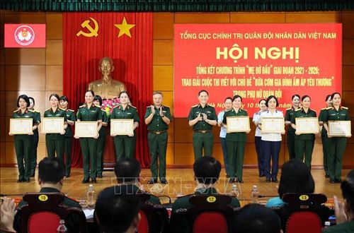 Thượng tướng Lê Quang Minh, Phó Chủ nhiệm Tổng cục Chính trị QĐND Việt Nam và Thượng tướng Phạm Trường Sơn, Phó Tổng Tham mưu trưởng Quân đội nhân dân Việt Nam trao thưởng cho các tập thể và cá nhân. Ảnh: An Đăng/TTXVN