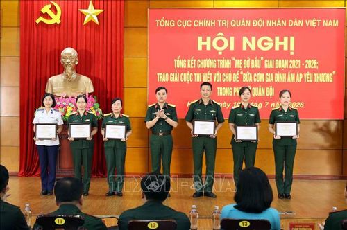 Các tác giả đạt giải Nhất trong cuộc thi viết với chủ đề “Bữa cơm gia đình ấm áp yêu thương” trong Phụ nữ Quân đội nhận thưởng của Ban tổ chức. Ảnh: An Đăng/TTXVN