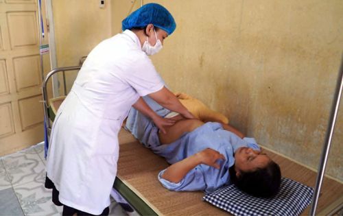Bác sỹ Khoa Phụ sản (Bệnh viện Đại học Y Thái Bình) thăm khám cho bệnh nhân. Ảnh: Công Hải/TTXVN