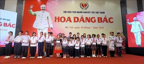 Bộ trưởng Bộ Y tế Đào Hồng Lan trao tặng học bổng cho 31 trẻ mồ côi tiêu biểu.