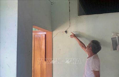 Ngôi nhà của người dân sống xung quanh mỏ đá thường xuyên chịu ảnh hưởng của địa chấn của mìn nổ gây ra nứt tường.