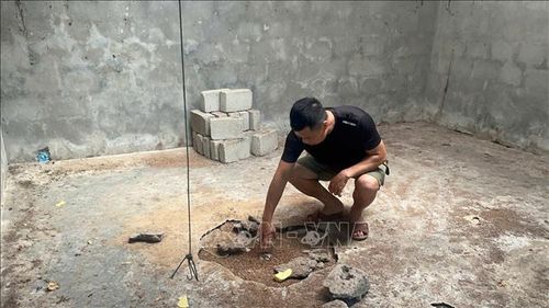 Hố sụt lút trong nhà hộ dân sống gần với mỏ đá của Công ty cổ phần xi măng Đồng Lâm (phường Phong Điền, thành phố Huế).
