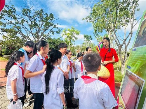 Triển lãm thu hút đông đảo học sinh, người dân và du khách.