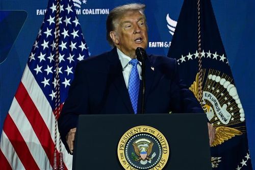 Ngày 8/7/2026, Tổng thống Mỹ Donald Trump tuyên bố thỏa thuận ngừng bắn với Iran đã kết thúc, trong bối cảnh xung đột giữa hai nước bùng phát trở lại. Theo Tổng thống Trump, mặc dù thỏa thuận ngừng bắn không còn hiệu lực, tiến trình đàm phán giữa hai bên vẫn có thể tiếp tục. Ảnh: AA/TTXVN phát