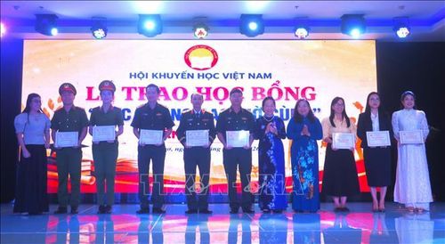 Trao học bổng cho những tấm gương tiêu biểu trong lực lượng vũ trang, cán bộ, công chức, viên chức và người lao động.