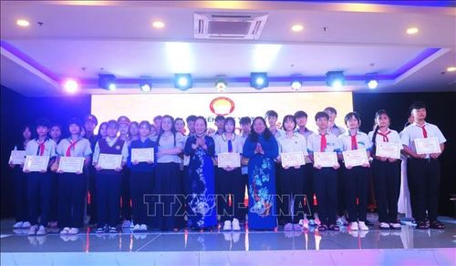 Trao học bổng cho học sinh, sinh viên.