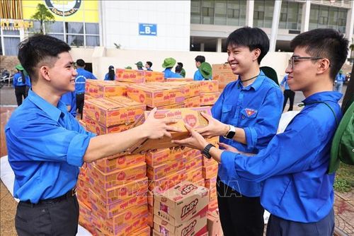 Các tình nguyện viên vận chuyển nhu yếu phẩm đến các tỉnh thành để làm nhiệm vụ. Ảnh: Minh Đức/TTXVN