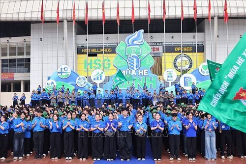 Các tình nguyện viên thể hiện tinh thần quyết tâm tỏa đến với mọi miền của Tổ quốc, ghi dấu ấn của tuổi trẻ Thủ đô với các hoạt động tình nguyện ý nghĩa trong mùa hè. Ảnh: Minh Đức/TTXVN